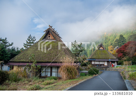 霧のかかった茅葺建物 133681010