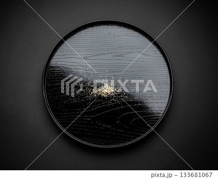 夜の漆器皿に輝く微細な星砂と深いグラデーション──洗練された和のラグジュアリーミニマル構図 夜の漆器皿に輝く微細な星砂と深いグラデーション──洗練された和のラグジュアリーミニマル構図 133681067