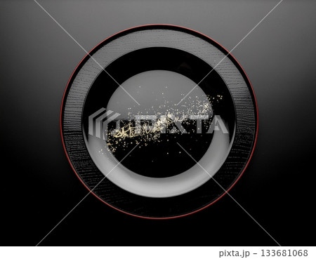 夜の漆器皿に輝く微細な星砂と深いグラデーション──洗練された和のラグジュアリーミニマル構図 夜の漆器皿に輝く微細な星砂と深いグラデーション──洗練された和のラグジュアリーミニマル構図 133681068