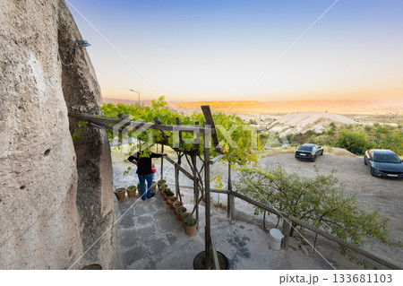 カッパドキア世界遺産の夕焼けの洞窟の家 133681103