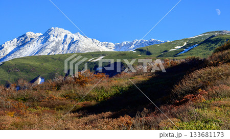 鉾立駐車場から望む　冠雪した鳥海山と上弦の月　秋田県 133681173