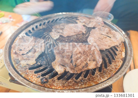 ジンギスカン鍋で焼き上がる豚肉スライス(仕上げ工程) ジンギスカン鍋で焼き上がる豚肉スライス(仕上げ工程) 133681301