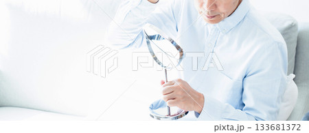 鏡を見る中高年男性 133681372