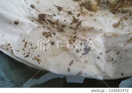 田植えで付いた泥汚れ 133681472