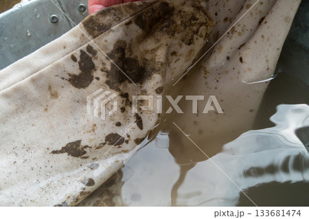 作業着の泥汚れ 133681474