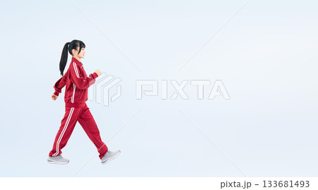 歩く体育ジャージを着た女子学生の全身写真 133681493