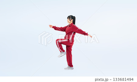 行進する体育ジャージを着た女子学生の全身写真 行進する体育ジャージを着た女子学生の全身写真 133681494