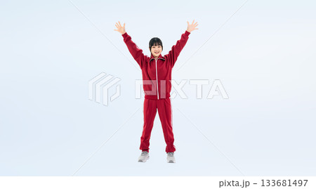 バンザイする体育ジャージを着た女子学生の全身写真 133681497