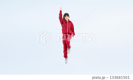 元気にジャンプする体育ジャージを着た女子学生の全身写真 133681501