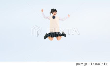 元気にジャンプする制服を着た女子学生の全身写真 元気にジャンプする制服を着た女子学生の全身写真 133681514