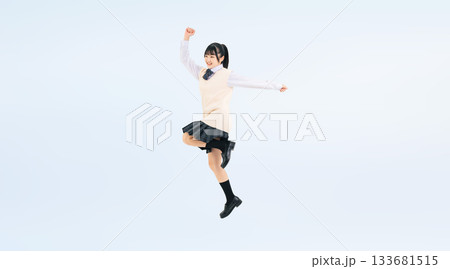 元気にジャンプする制服を着た女子学生の全身写真 元気にジャンプする制服を着た女子学生の全身写真 133681515