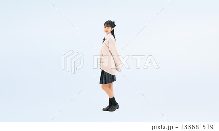 制服を着た女子学生の全身写真 133681519