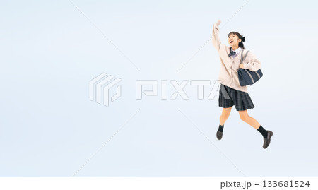 元気にジャンプする制服を着た女子学生の全身写真 133681524