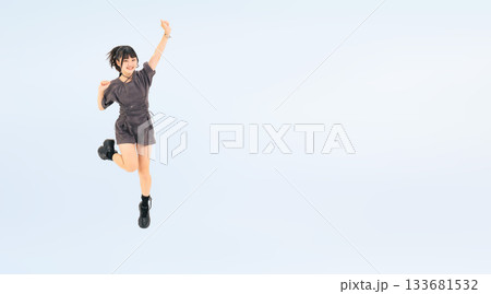 元気にジャンプする10代の女性の全身写真 元気にジャンプする10代の女性の全身写真 133681532