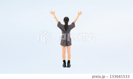 バンザイする10代の女性の後ろ姿の全身写真 133681533
