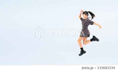 元気にジャンプする10代の女性の全身写真 元気にジャンプする10代の女性の全身写真 133681534