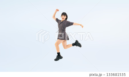 元気にジャンプする10代の女性の全身写真 元気にジャンプする10代の女性の全身写真 133681535