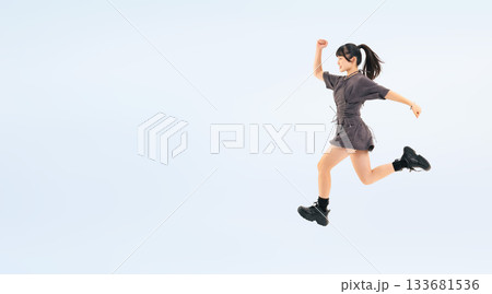 元気に走る10代の女性の全身写真 元気に走る10代の女性の全身写真 133681536