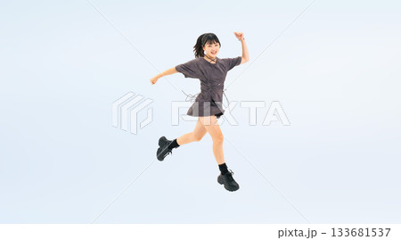 元気にジャンプする10代の女性の全身写真 元気にジャンプする10代の女性の全身写真 133681537