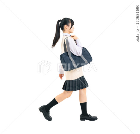 歩く制服を着た女子学生 手作業で精密に切り抜いた背景透過全身写真PNG 歩く制服を着た女子学生 手作業で精密に切り抜いた背景透過全身写真PNG 133681696