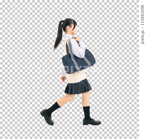 歩く制服を着た女子学生 手作業で精密に切り抜いた背景透過全身写真PNG 歩く制服を着た女子学生 手作業で精密に切り抜いた背景透過全身写真PNG 133681696