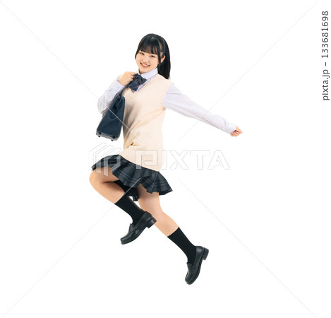 元気にジャンプする制服を着た女子学生　手作業で精密に切り抜いた背景透過全身写真PNG 133681698