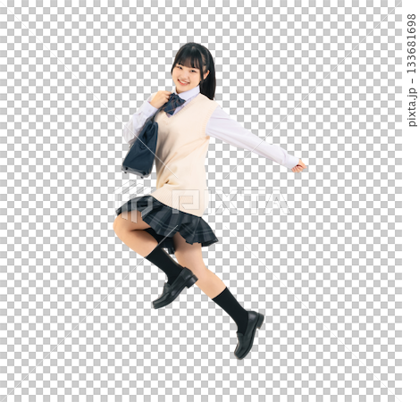 元気にジャンプする制服を着た女子学生　手作業で精密に切り抜いた背景透過全身写真PNG 133681698