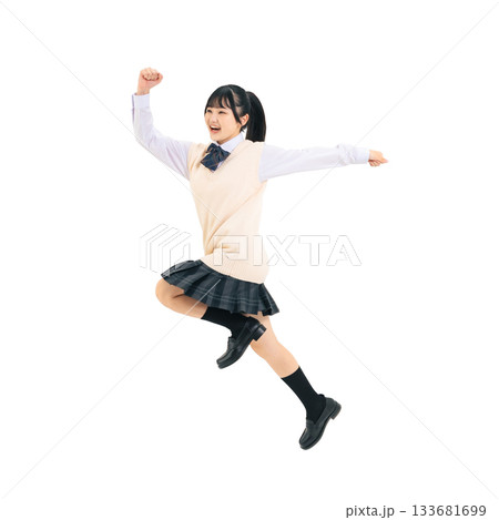 元気にジャンプする制服を着た女子学生　手作業で精密に切り抜いた背景透過全身写真PNG 133681699