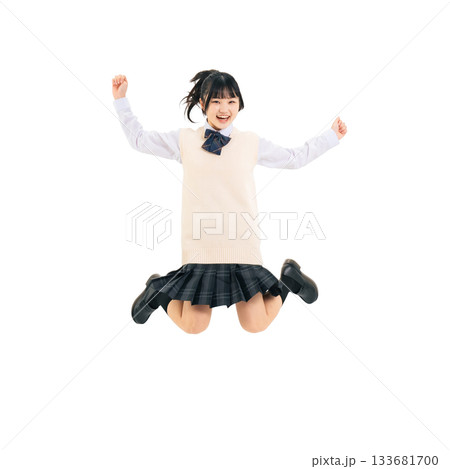 元気にジャンプする制服を着た女子学生　手作業で精密に切り抜いた背景透過全身写真PNG 133681700
