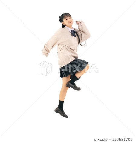 元気にジャンプする制服を着た女子学生　手作業で精密に切り抜いた背景透過全身写真PNG 133681709