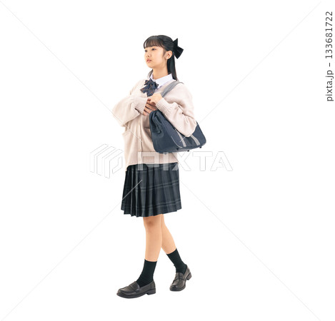 歩く制服を着た女子学生 手作業で精密に切り抜いた背景透過全身写真PNG 歩く制服を着た女子学生 手作業で精密に切り抜いた背景透過全身写真PNG 133681722