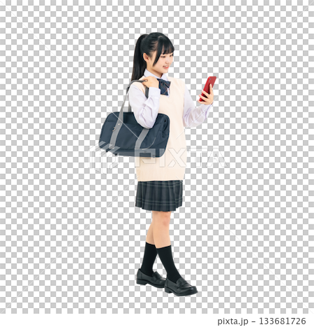 スマホを見ながら歩く制服を着た女子学生　手作業で精密に切り抜いた背景透過全身写真PNG 133681726