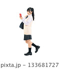 スマホを見ながら歩く制服を着た女子学生　手作業で精密に切り抜いた背景透過全身写真PNG 133681727