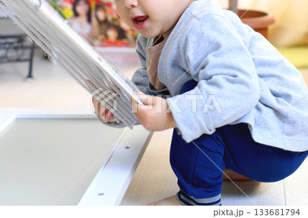 室内で遊ぶアジア人の幼児の日常シーン 室内で遊ぶアジア人の幼児の日常シーン 133681794