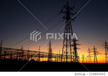 夕焼けに染まる送電線 夕焼けに染まる送電線 133681832