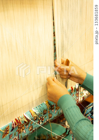 トルコ手織り絨毯と織子 133681859