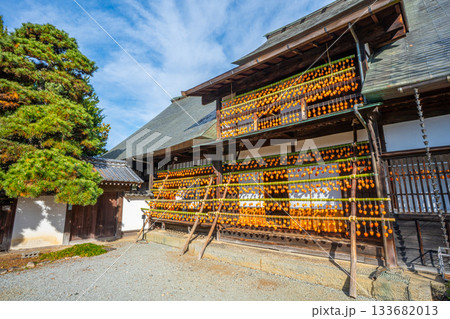 旧高野家住宅「甘草屋敷」 山梨県甲州市の特産品・枯露柿 干し柿 旧高野家住宅「甘草屋敷」 山梨県甲州市の特産品・枯露柿 干し柿 133682013
