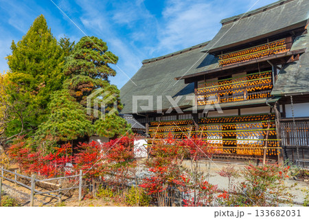 旧高野家住宅「甘草屋敷」  山梨県甲州市の特産品・枯露柿　干し柿 133682031