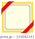 赤いリボンと黄色の斜め市松模様のお洒落なフレーム 133682141