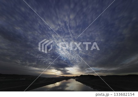多様な雲が現れた清々しい夜明け空と川・春・超広角・空主体・240328am 多様な雲が現れた清々しい夜明け空と川・春・超広角・空主体・240328am 133682154