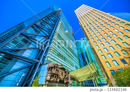 日本の東京都市景観 新時代へ。日本テレビタワーのからくり時計「日テレ大時計」や汐留タワーなどを望む 133682196