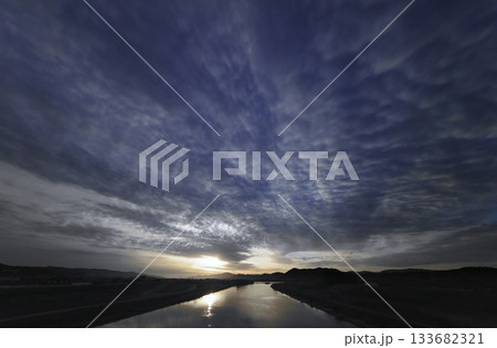 多様な雲が現れた清々しい朝空と川・春・超広角・空主体・240328am 133682321