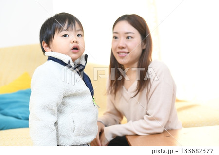 室内で過ごすアジア人の母子の日常風景 133682377