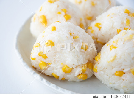 とうもろこしご飯のおにぎり とうもろこしご飯のおにぎり 133682411