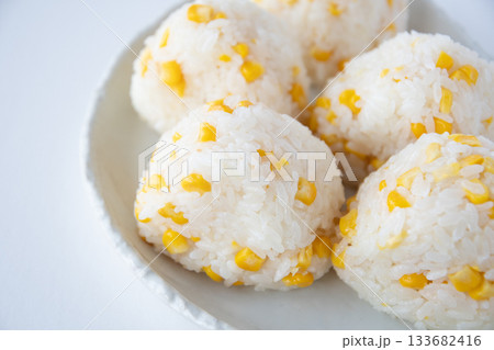とうもろこしご飯のおにぎり 133682416