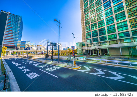 日本の東京都市景観　コンラッド東京（東京汐留ビルディング）やガラス窓に映る汐留のビル群などを望む 133682428