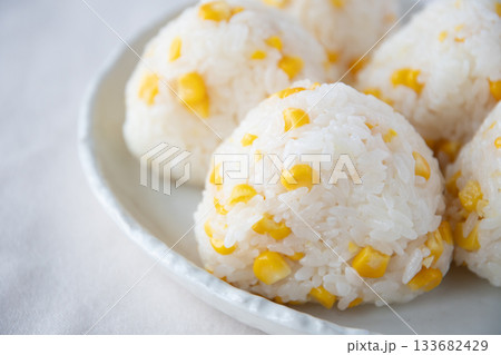 とうもろこしご飯のおにぎり 133682429
