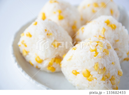 とうもろこしご飯のおにぎり とうもろこしご飯のおにぎり 133682433