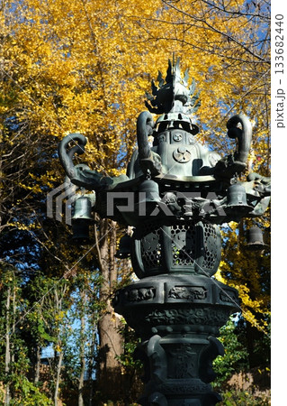 紅葉の中の灯篭 紅葉の中の灯篭 133682440