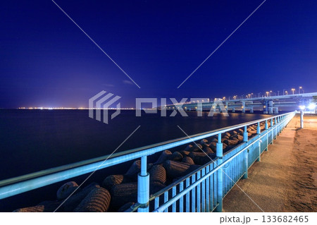 泉佐野市、りんくう公園から眺める関西空港とスカイゲートブリッジの夜景 133682465